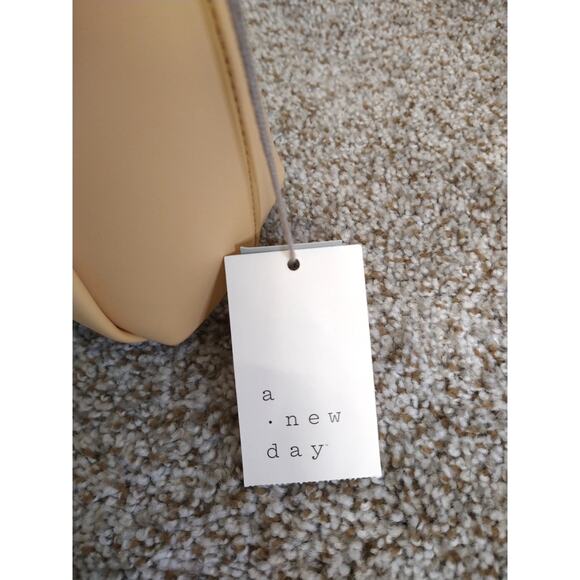 A New Day Pastel Yellow Crossbody Bag Detachable Strap Purse - Picture 5 of 15